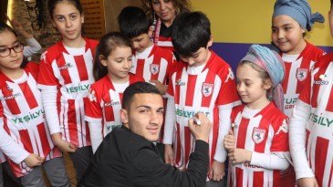 SAMSUNSPOR’UN YILDIZLARI MİNİK ÖĞRENCİLERLE BULUŞTU