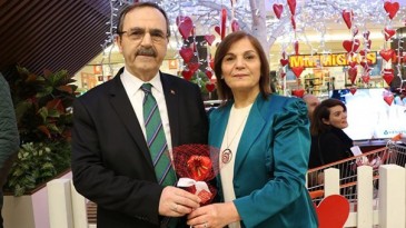 Başkan Şahin Sevgililer gününde halkla buluştu.