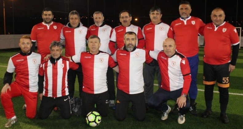 MUSTAFA DEMİR EFSANELERLE TOP KOŞTURDU