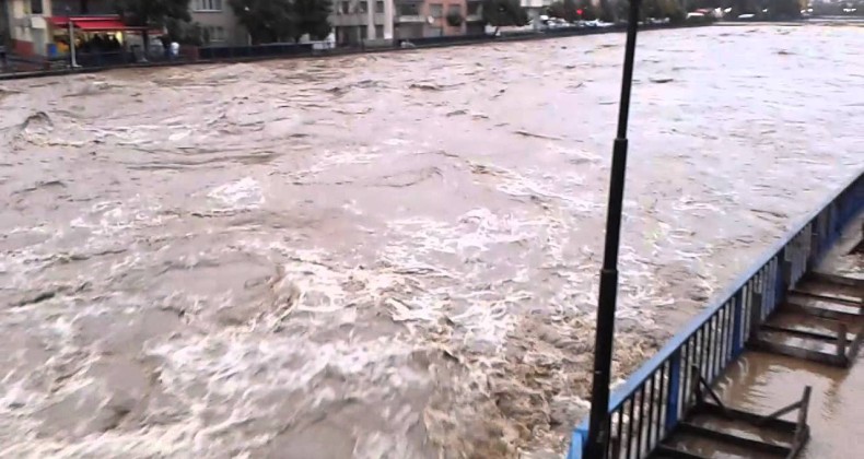 Sağanak yağış Terme ve Çarşamba’da etkili oldu
