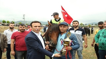 Canik’te at yarışları nefesleri kesti