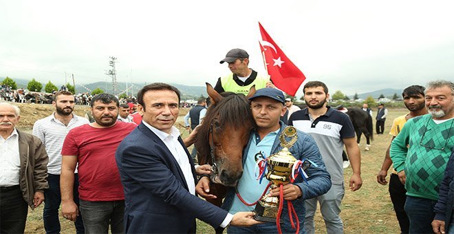 Canik’te at yarışları nefesleri kesti