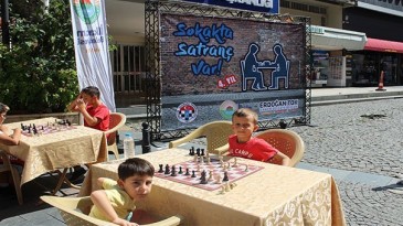 Sokak ortasında satranç oynadılar