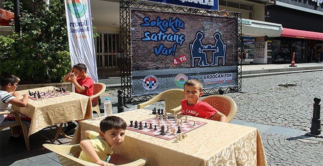 Sokak ortasında satranç oynadılar