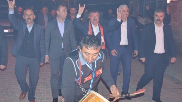 ÖZDEMİR’E MEŞALELİ KARŞILAMA