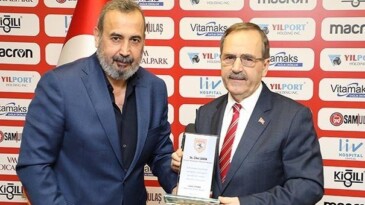 SAMSUNSPOR’DAN BAŞKAN ŞAHİN’E PLAKET