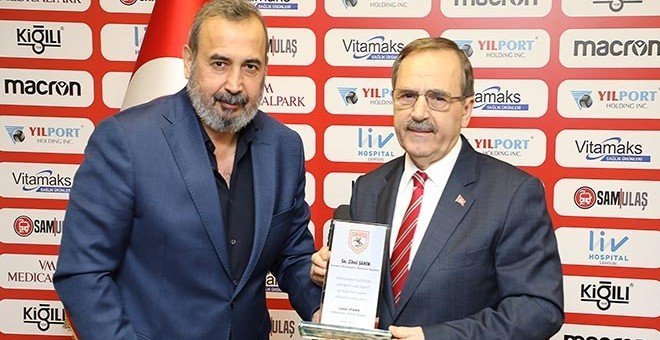 SAMSUNSPOR’DAN BAŞKAN ŞAHİN’E PLAKET