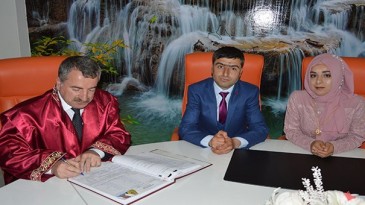 Başkan Özdemir ilk nikahı kıydı