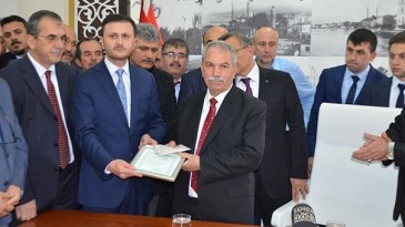 Necattin Demirtaş belediyeyi devraldı