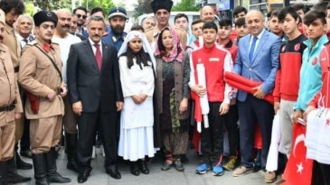Vali Kaymak Bayrak Dağıttı