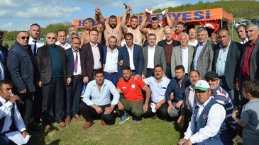 Güreşçiler şehitler için el bağlayıp güreş tuttular.