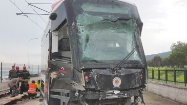 Servis Dışı Tramvay Kaza Yaptı!