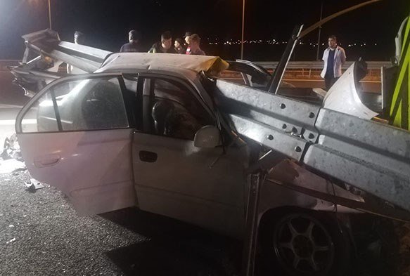 Bariyerlere ok gibi saplandı! 3 ölü