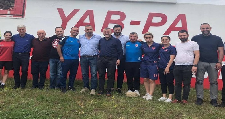 Efsane Başkan Kadın futbolculara sahip çıktı!