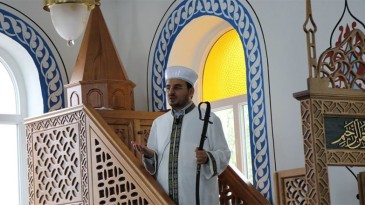 ‘Cuma Cami’de imam 944 yıldır hutbeyi kılıçla okuyor