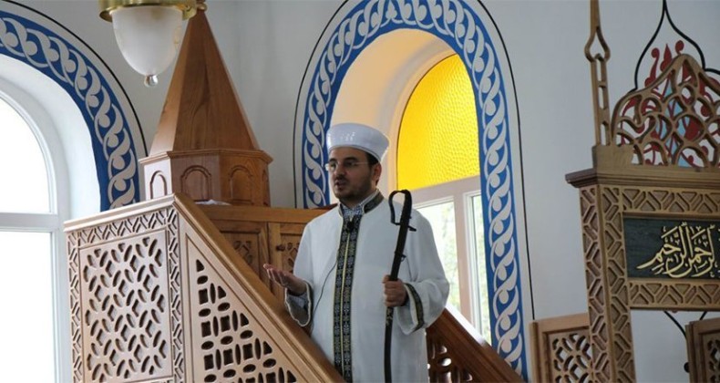 ‘Cuma Cami’de imam 944 yıldır hutbeyi kılıçla okuyor