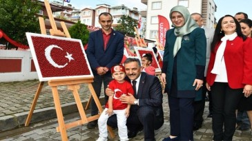 Bayrak sergisinin açılışını Vali Kaymak yaptı