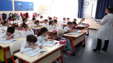 Ortaokul ve lise öğrencileri için ders zili yarın çalıyor