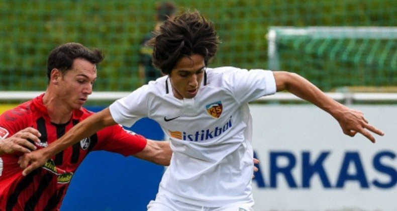 Süper Lig tarihine geçen Emre Demir, babasını gururlandırdı