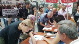 Vatandaşlar geri adım atmıyor…Su zammı için toplanan 12 bin imza teslim edildi