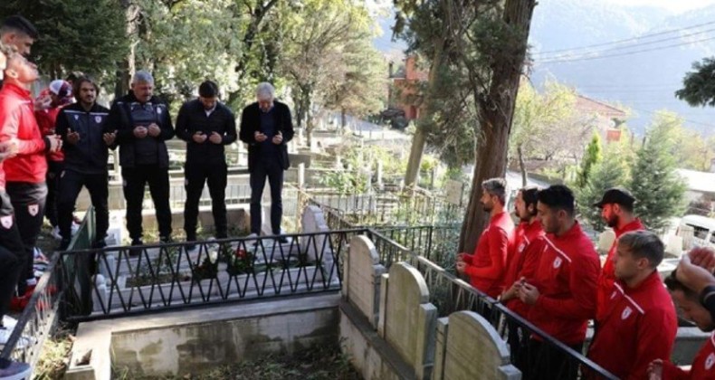 Samsunsporlu futbolcular, Muzaffer Badalıoğlu’nun kabrini ziyaret etti