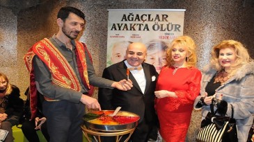 “AĞAÇLAR AYAKTA ÖLÜR” GALASINDA İYİLİK KAZANDI.