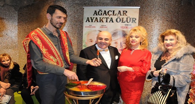 “AĞAÇLAR AYAKTA ÖLÜR” GALASINDA İYİLİK KAZANDI.