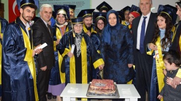 Azmin zaferi…68 yaşında liseden mezun oldu