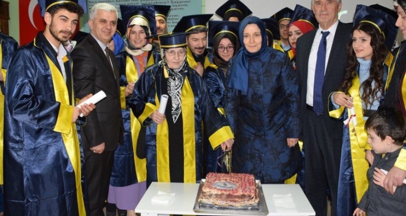 Azmin zaferi…68 yaşında liseden mezun oldu
