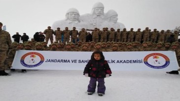 Şehit Mehmetçiklerin kardan heykellerine yoğun ilgi