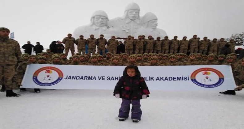 Şehit Mehmetçiklerin kardan heykellerine yoğun ilgi