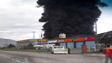 Samsun’da boya ve yalıtım deposu yanıyor