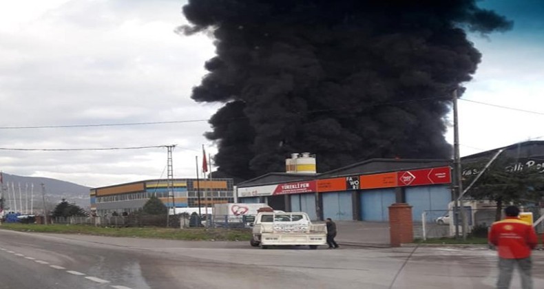 Samsun’da boya ve yalıtım deposu yanıyor