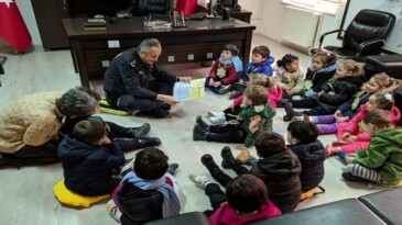 Helal olsun…Ziyaretine gelen çocuklara makamında kitap okudu!