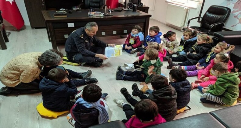 Helal olsun…Ziyaretine gelen çocuklara makamında kitap okudu!