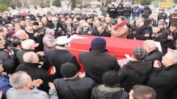 Ozan Arif’in sevenleri mezarına akın etti!