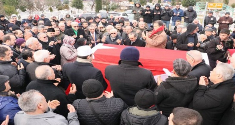 Ozan Arif’in sevenleri mezarına akın etti!