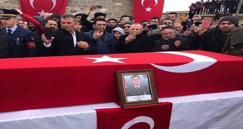 Şehit cenazesinde sosyal medya derdine düştüler