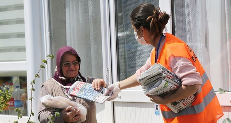Ücretsiz ekmek ve gazete dağıttılar!