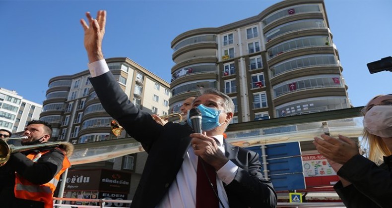 Atakum balkonlarında 23 Nisan coşkusu