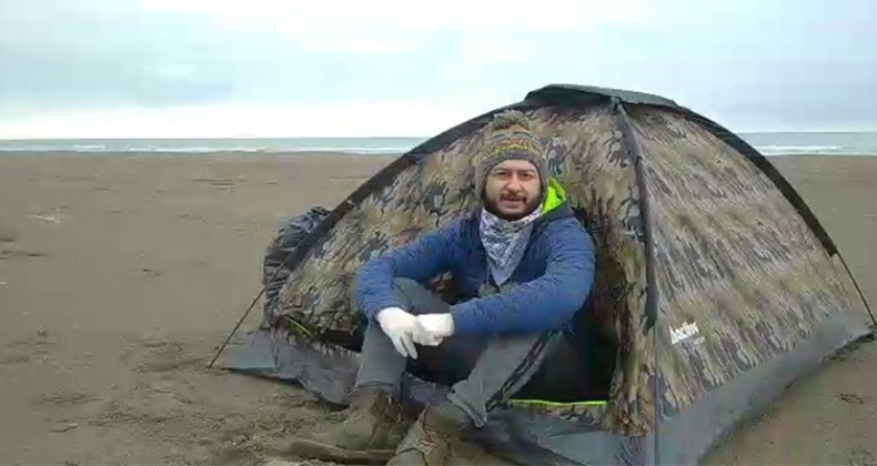 Samsun’da işsiz genç sahile çadır kurdu!