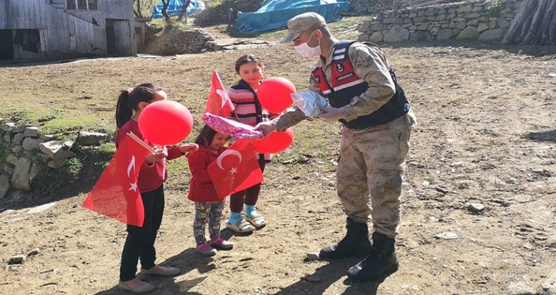 Samsun’da jandarma çocuklara bayrak dağıttı!