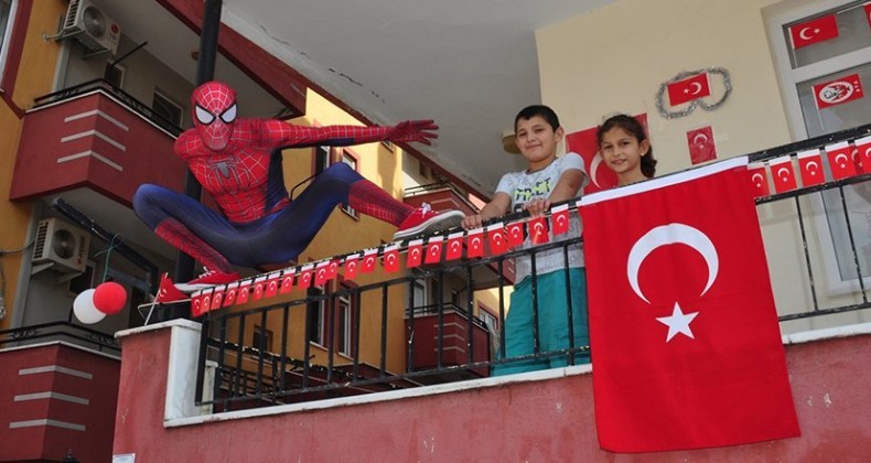 ‘Örümcek Adam’ 23 Nisan’da çocuklar için sokakta