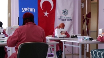 Yetim anneleri maske üretiyor