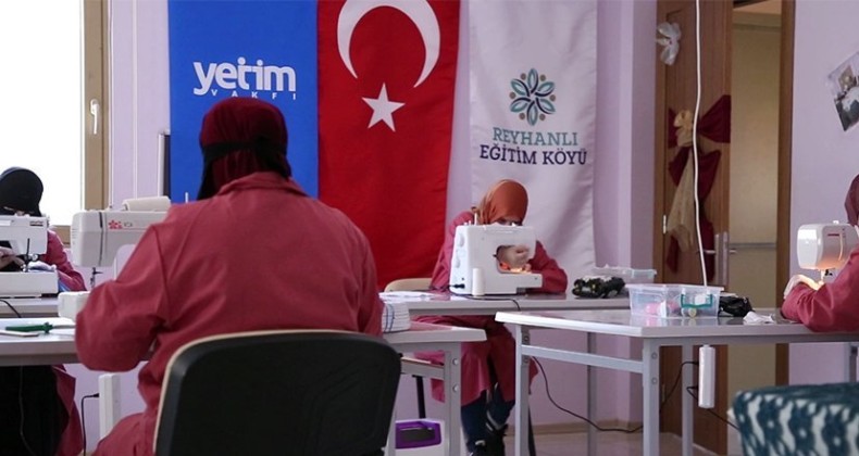 Yetim anneleri maske üretiyor