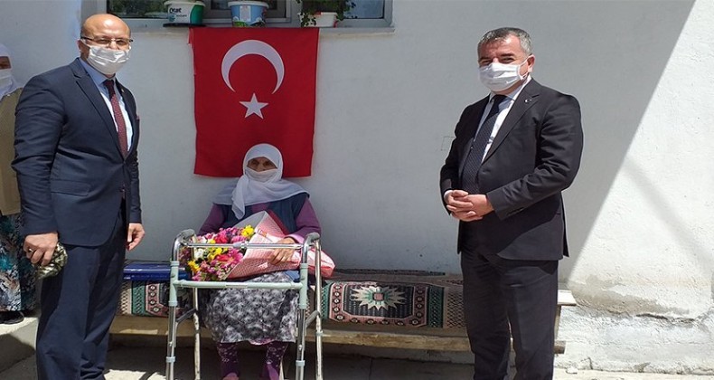Başkan Özdemir 101 yıllık çınarı ziyaret etti