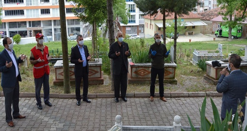 Başkan Özdemir’den mezarlık ziyareti