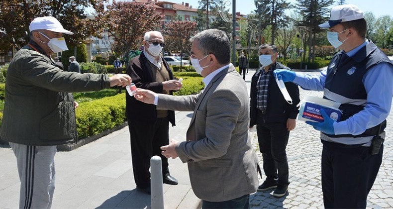 Sokağa çıkan 65 üstü kişilere maske dağıtıldı