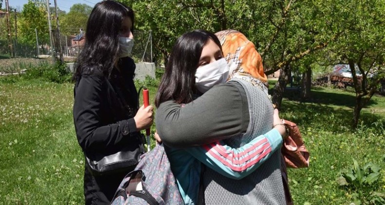 5 Aydır görmediği ailesine bayramda kavuştu
