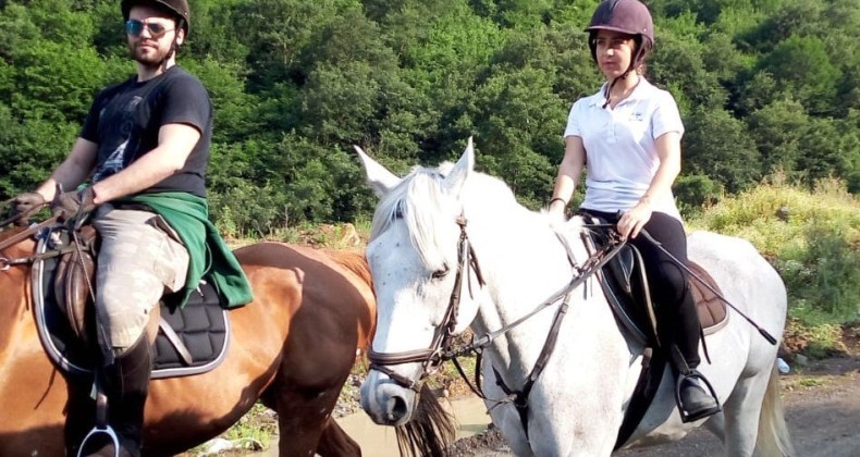 Atlı binicilik tesislerinde eğlenceli kamp